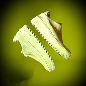 Nike Smooth Colored Athletic Shoes